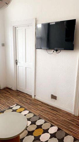 1 bedroom in a flat share to rent - Photo 4