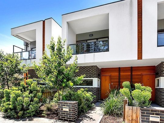 Spacious Townhouse with Designer Kitchen, Study Nook & Secure Parking - Photo 1