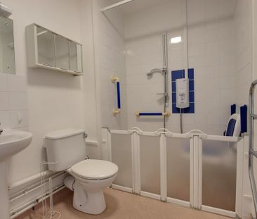 2 bedroom retirement property to rent - Photo 2