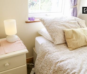 Charming room in 3-bedroom house in Terenure, Dublin - Photo 6