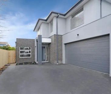 “MODERN LIVING AT ITS BEST!” - Photo 2