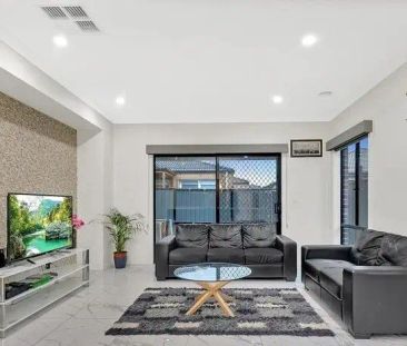 “Large Spacious Family Home!” - Photo 2