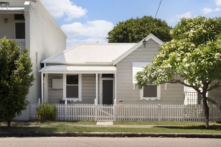 Charming Period Home in Quiet Hamilton Pocket – Walk to Beaumont Street - Photo 3