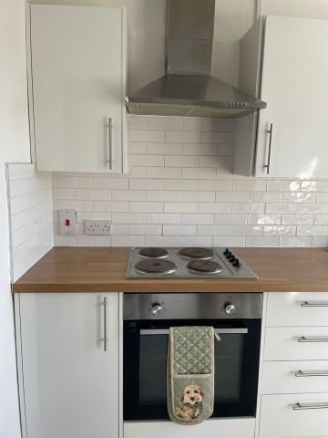 4 Bed Semi-Detached House, Auckland Drive, BN2 - Photo 5