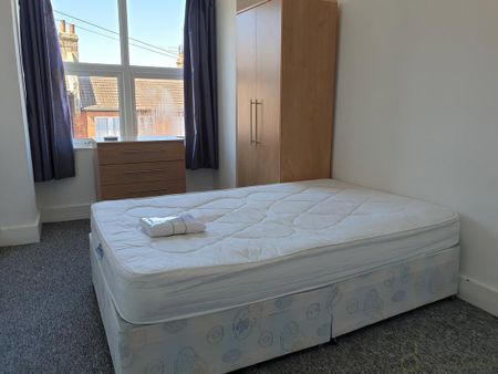 3 bedroom flat to rent - Photo 4