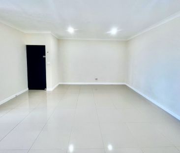 Renovated 3 Bedda with Ensuite & Balcony! - Photo 2