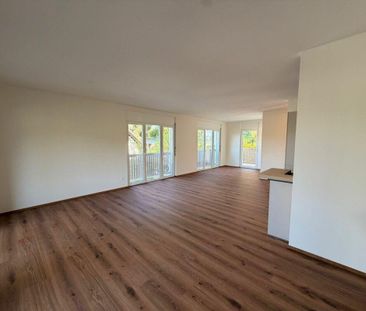 Erstbezug: sonnige 3.5 Zimmer-Wohnung mit Aussicht an ruhiger Lage - Photo 1