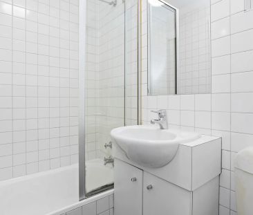 Light-Filled Studio Living in Prime St Kilda East - Photo 5