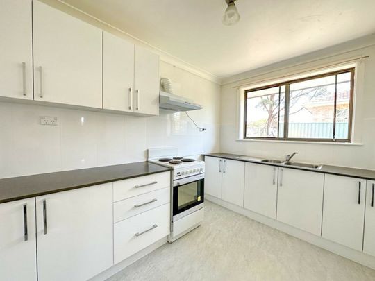 Neat & Tidy 3 Bedroom House! Close To Doonside Station! - Photo 1