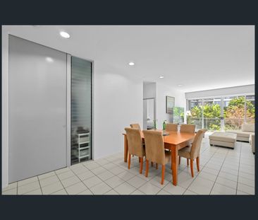 Spacious Two-Bedroom Apartment in the Heart of Teneriffe - Photo 4