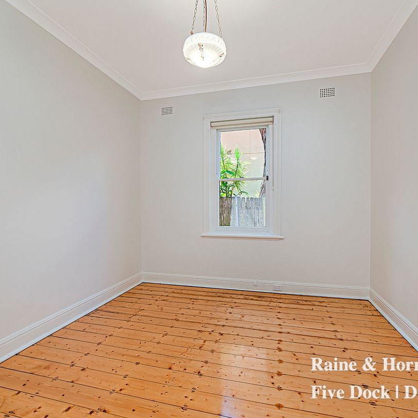 Charming freestanding home set in a convenient setting - Photo 1