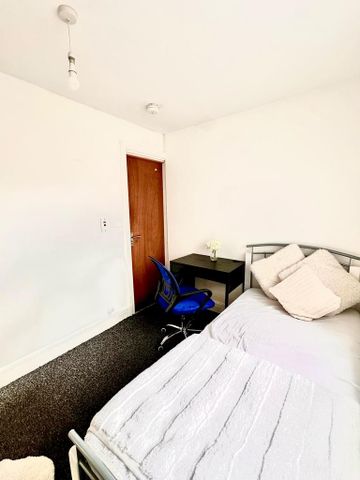 1 bedroom in a house share to rent - Photo 2