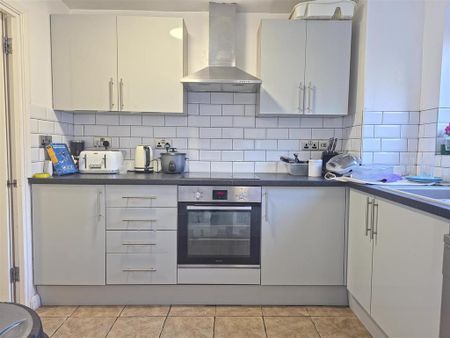 1 bedroom in a house share to rent - Photo 4