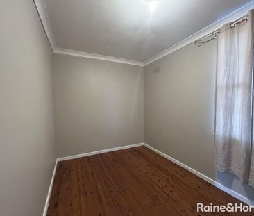 Spacious 3 Bedroom Home - Photo 4