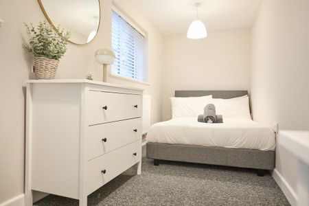 6 bedroom end of terrace house to rent - Photo 5