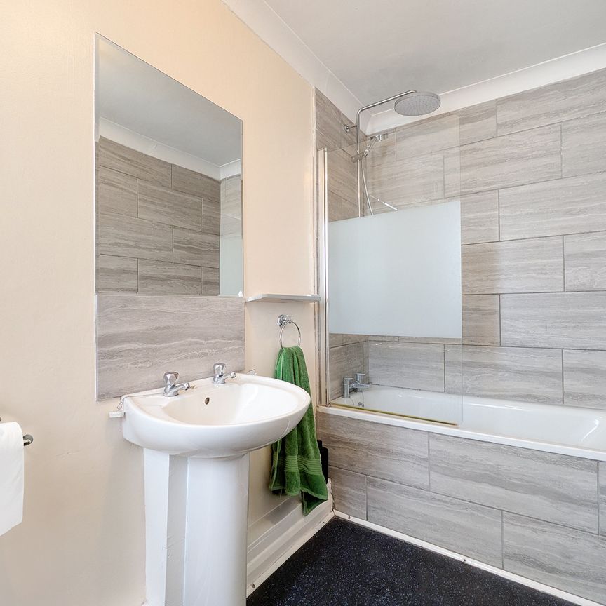 Upper Wickham Lane, Welling, DA16, London - Photo 1