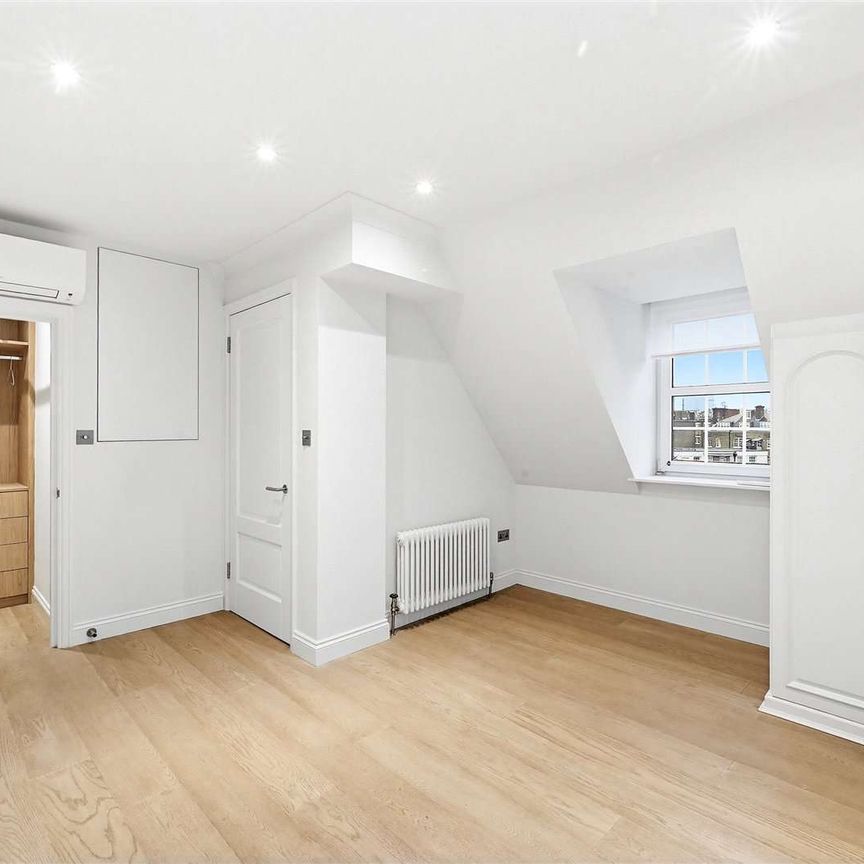 A bright and newly refurbished one-bedroom apartment in the popular Crown Lodge development - Photo 1