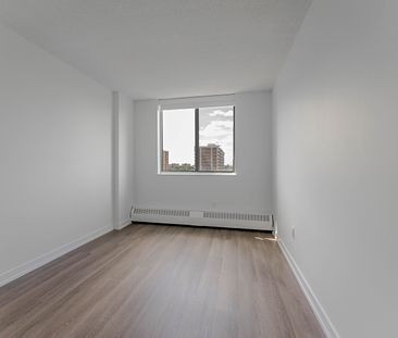 Large, Luxurious, Completely Renovated Large Three Bed Apartment in Scarborough - Photo 4