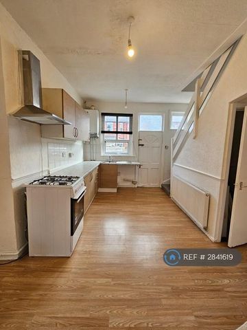 2 bedroom end of terrace house to rent - Photo 3