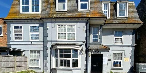 Marine Parade East, CO15 - Photo 3