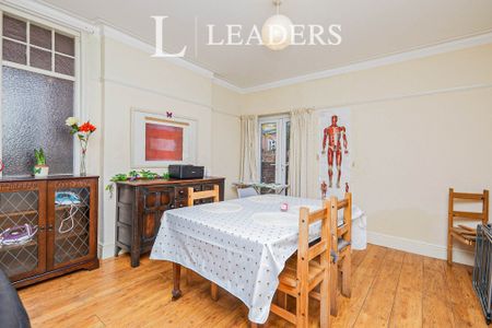 4 bedroom house to rent Devonshire Promenade, Nottingham, NG7 - Photo 2