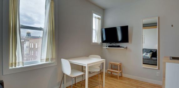 Super loft entièrement meublé situé sur la 1ere Av à Québec, en plein coeur de Limoilou. DISPONIBLE MAINTENANT. - Photo 2