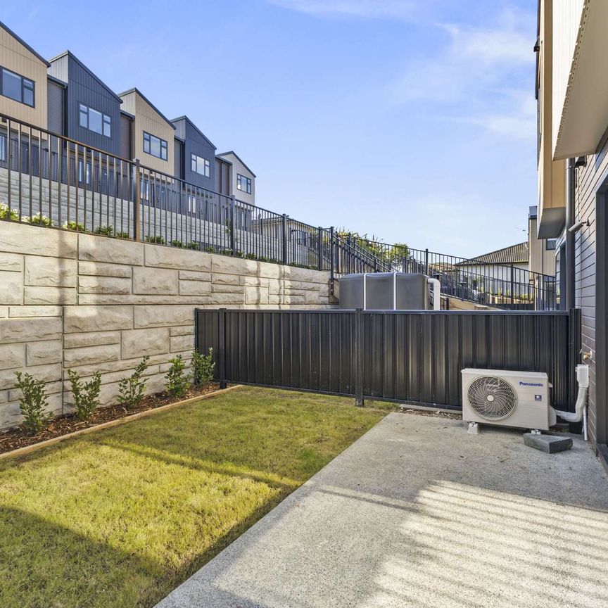 Modern & Stylish New Build Townhouse - Exceptional Location! - Photo 1