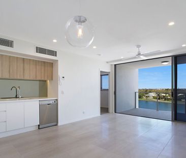 Stylish Top-Floor Apartment in Exclusive Anchorage Apartments - Photo 1