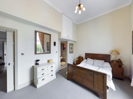 3 bedroom flat to rent - Photo 5