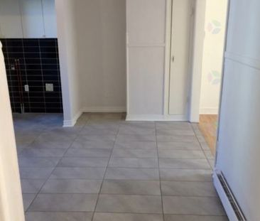 6 1/2 1er Étage à Louer - Photo 2