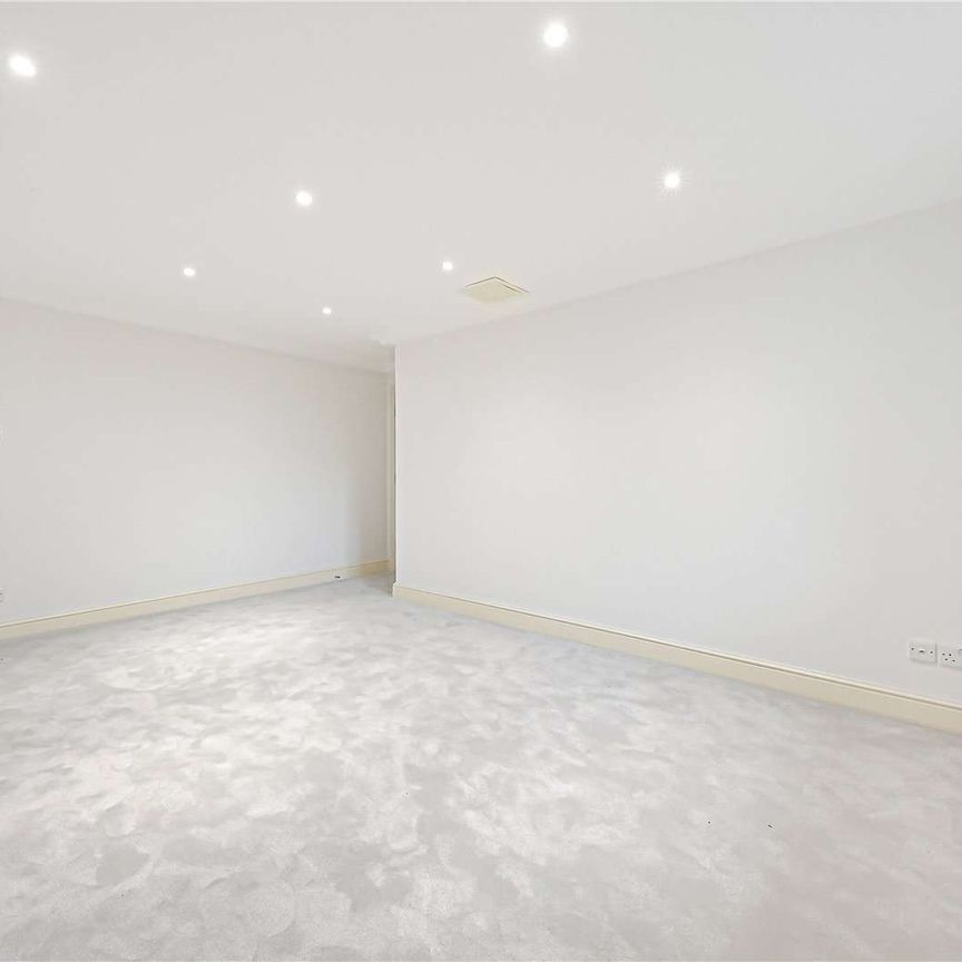 A very large, recently refurbished 3 bedroom, in this sought after modern development. - Photo 1