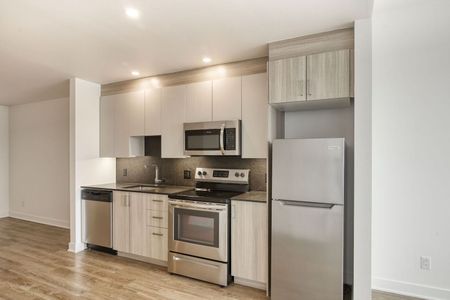 30 Saint Joseph Boulevard Est - Photo 3