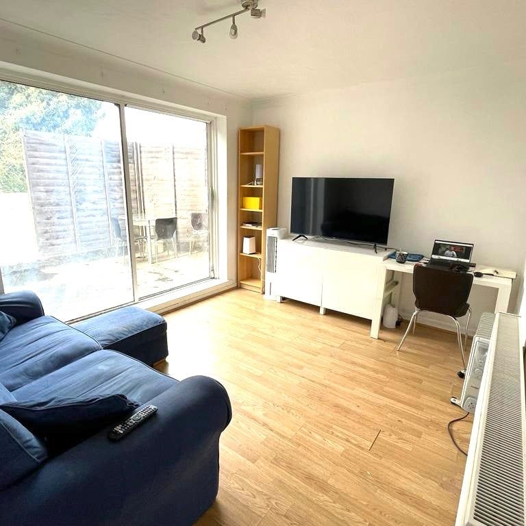 Room in a Shared Flat, Kingfisher Court, SW11 - Photo 1