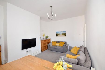 3 bedroom flat to rent - Photo 2