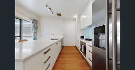 Modern Comfort and Space in a Quiet, Leafy Street - Photo 3