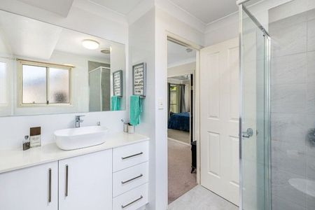 4 bedroom family home with large yard - Photo 5