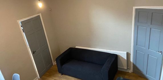 4 Bed Terraced House, Moseley Road, M14 - Photo 2