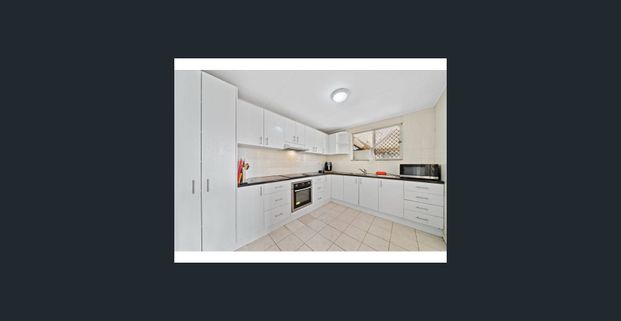 Family Residence In Prime Location! - Photo 1