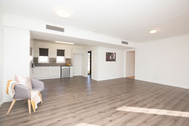 TASTEFULLY RENOVATED 3x1 - Spacious + Pool - Photo 1