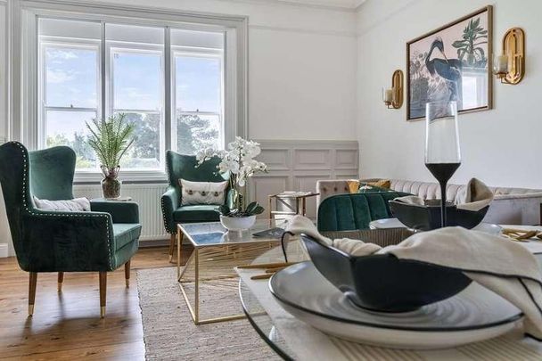 Oakley Gardens, Redhill, RH1 - Photo 1