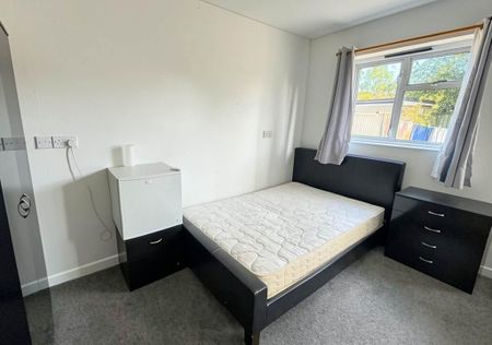1 bedroom in a house share to rent - Photo 4