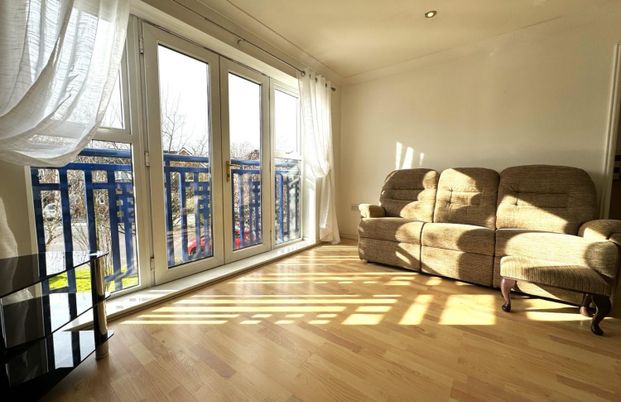 2 bedroom Flat To Let - Photo 1
