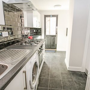 6 bedroom detached apartment to rent - Photo 2