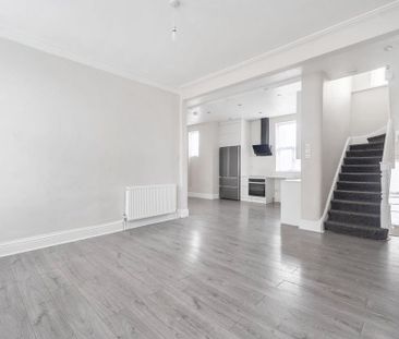 4 bedroom flat to rent - Photo 1