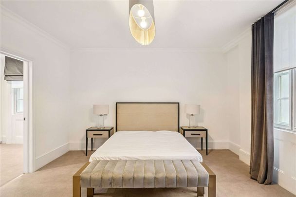 EXCLUSIVELY MANNAGED BY SAVILLS. HMO APPROVED. AVAILABLE NOW. NEWLY RENOVATED. A well-presented four-bedroom maisonette is situated in the heart of Connaught Village - Photo 1