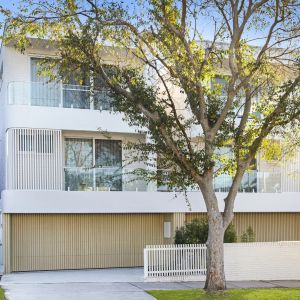 Commanding Beachside Family Home With Views Over The Pacific Ocean - Photo 2