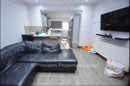 7 Bedroom Student Properties Leeds - Photo 4