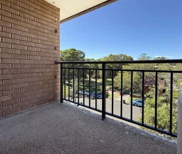Bright Top-Floor 2 Bedroom Apartment with Leafy Outlook - Photo 1