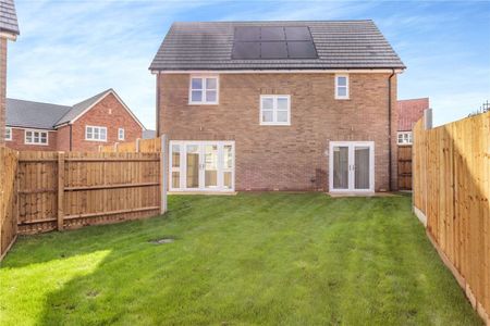 Contemporary family home in desirable village location - Photo 4