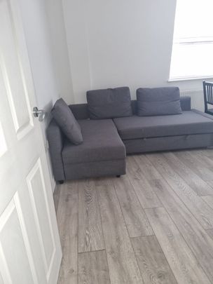 3 Bed Flat, London, E14 - Photo 1